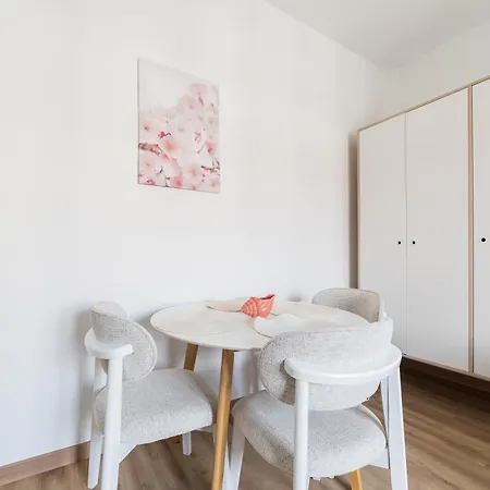 Wilson Park Serene By Bookinghost * Poznań